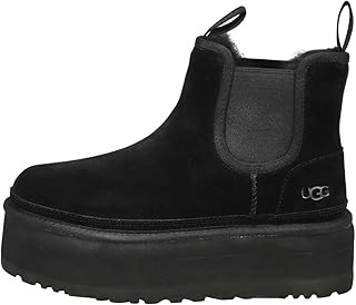 UGG بوت كلاسيكي بطول الكاحل مزين بلوجو جانبي صغير للنساء